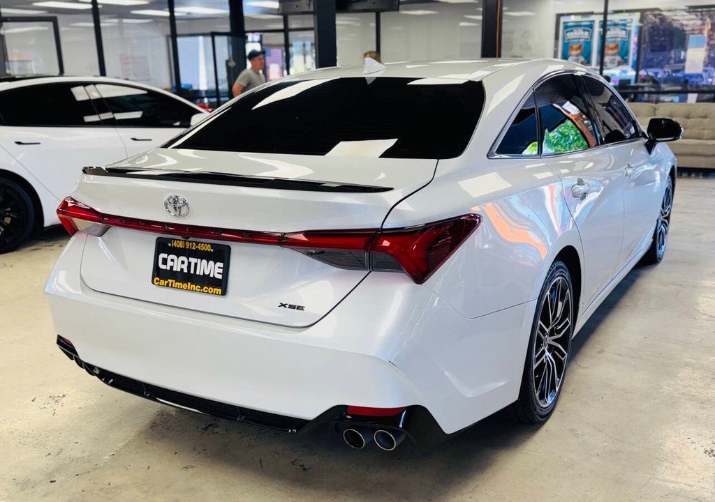 Toyota Avalon Vehicle Full-screen Gallery Image 06