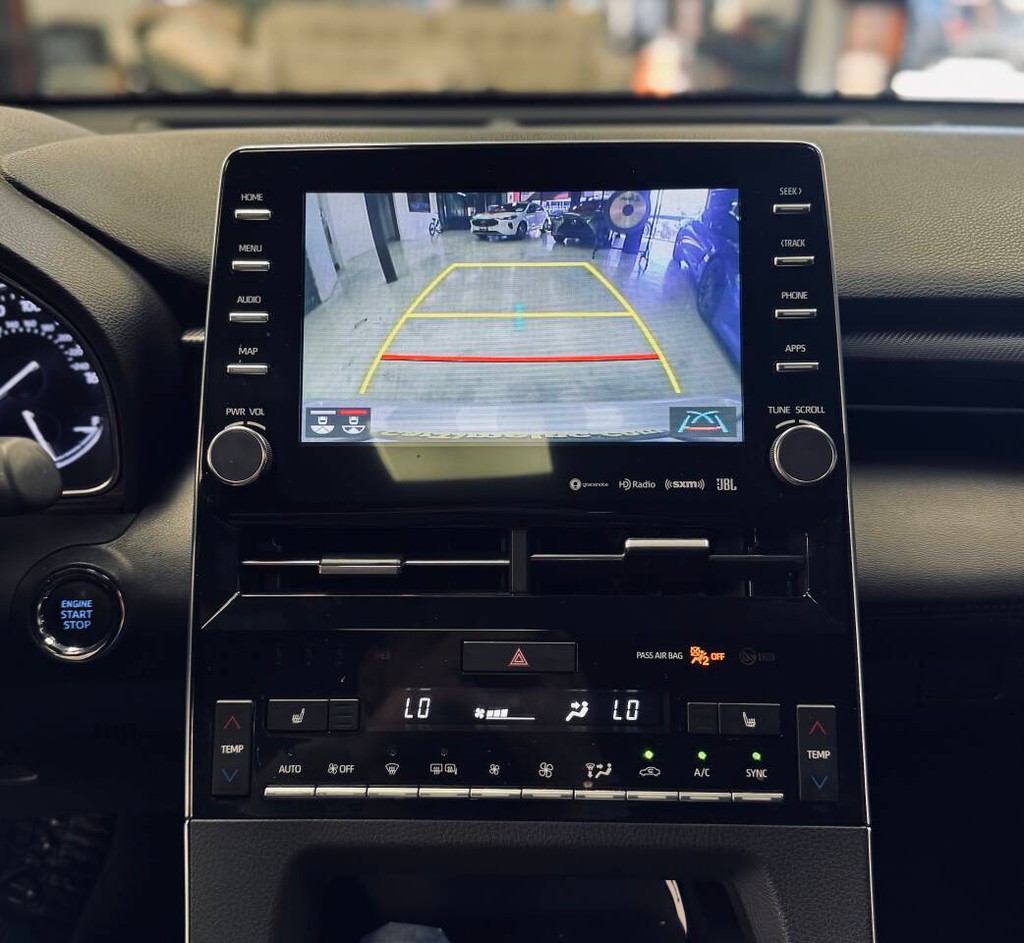 Toyota Avalon Vehicle Full-screen Gallery Image 09