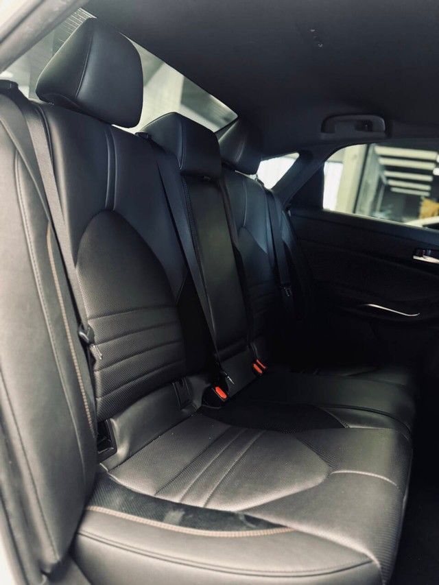 Toyota Avalon Vehicle Full-screen Gallery Image 14