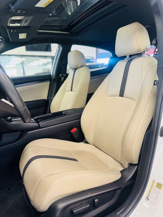 Honda Civic Hatchback Vehicle Full-screen Gallery Image 11