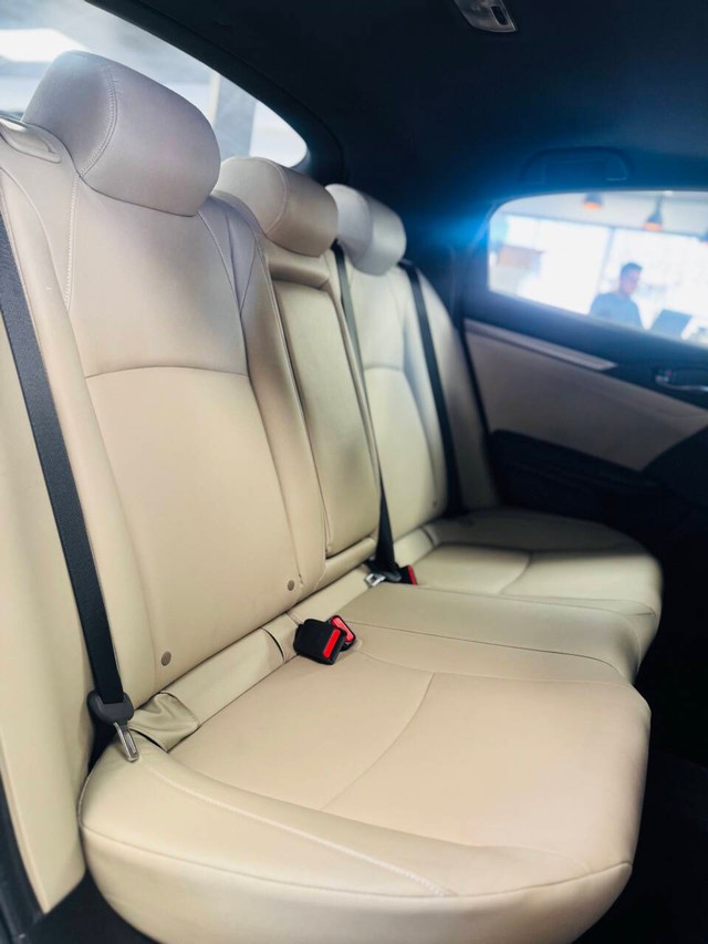 Honda Civic Hatchback Vehicle Full-screen Gallery Image 14