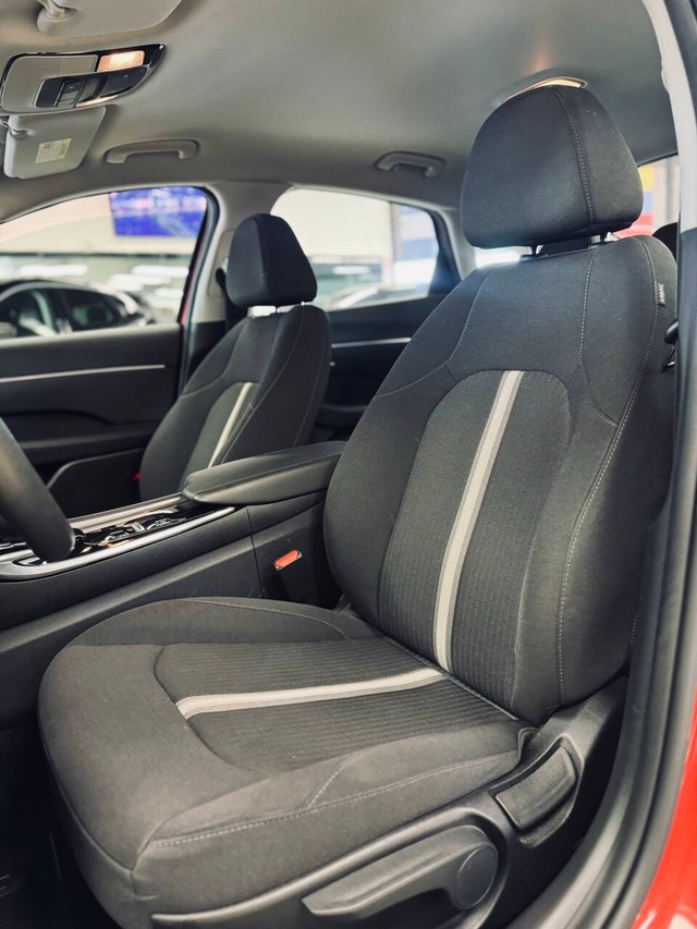 Hyundai Sonata Hybrid Vehicle Full-screen Gallery Image 11