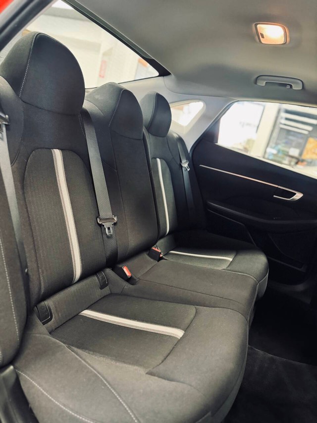 Hyundai Sonata Hybrid Vehicle Full-screen Gallery Image 14