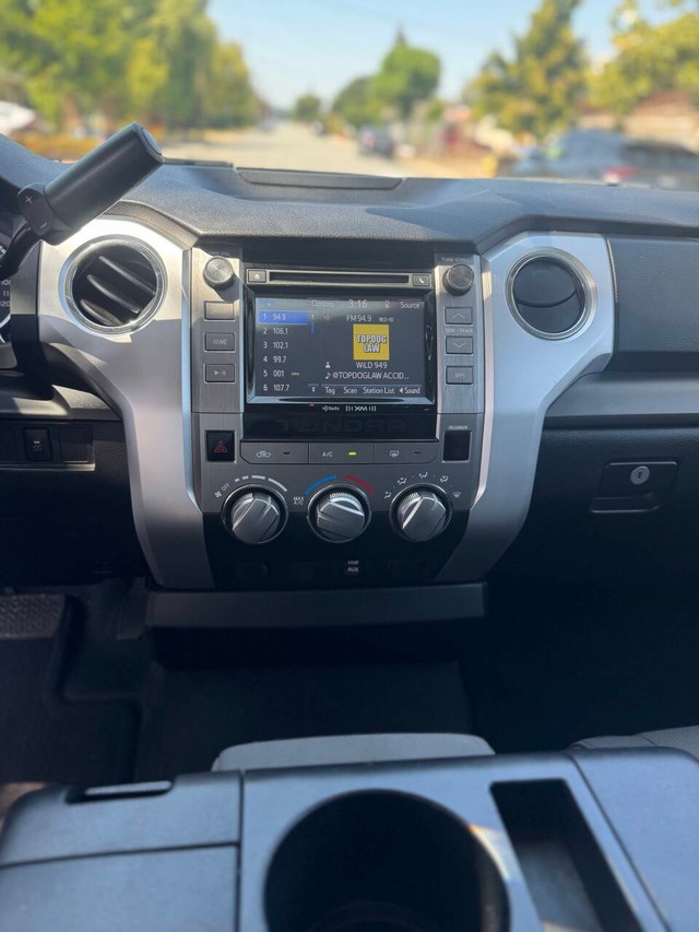 Toyota Tundra Vehicle Full-screen Gallery Image 14