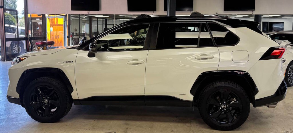 Toyota RAV4 Hybrid Vehicle Full-screen Gallery Image 03