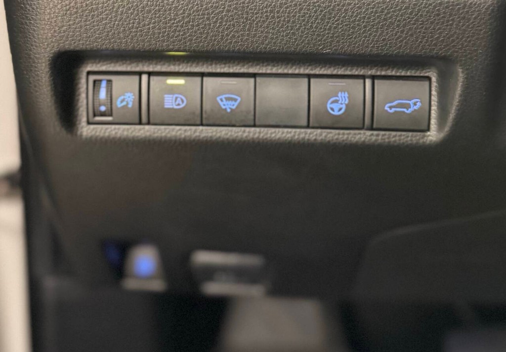 Toyota RAV4 Hybrid Vehicle Full-screen Gallery Image 11