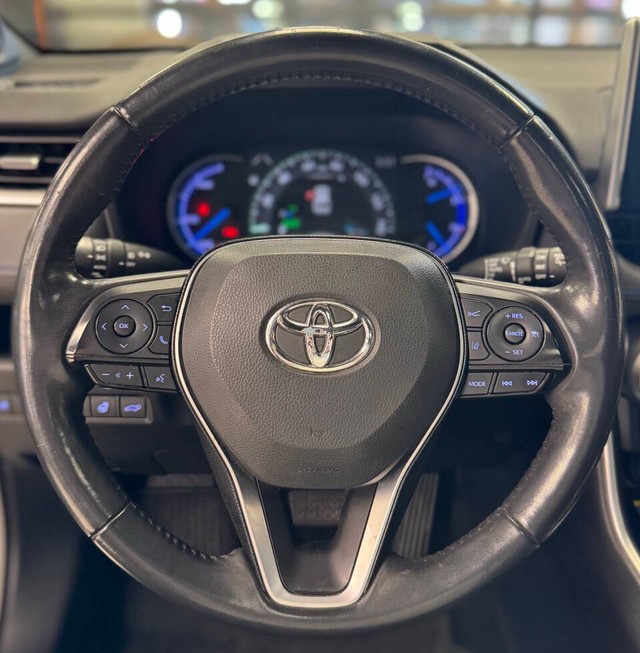 Toyota RAV4 Hybrid Vehicle Full-screen Gallery Image 08