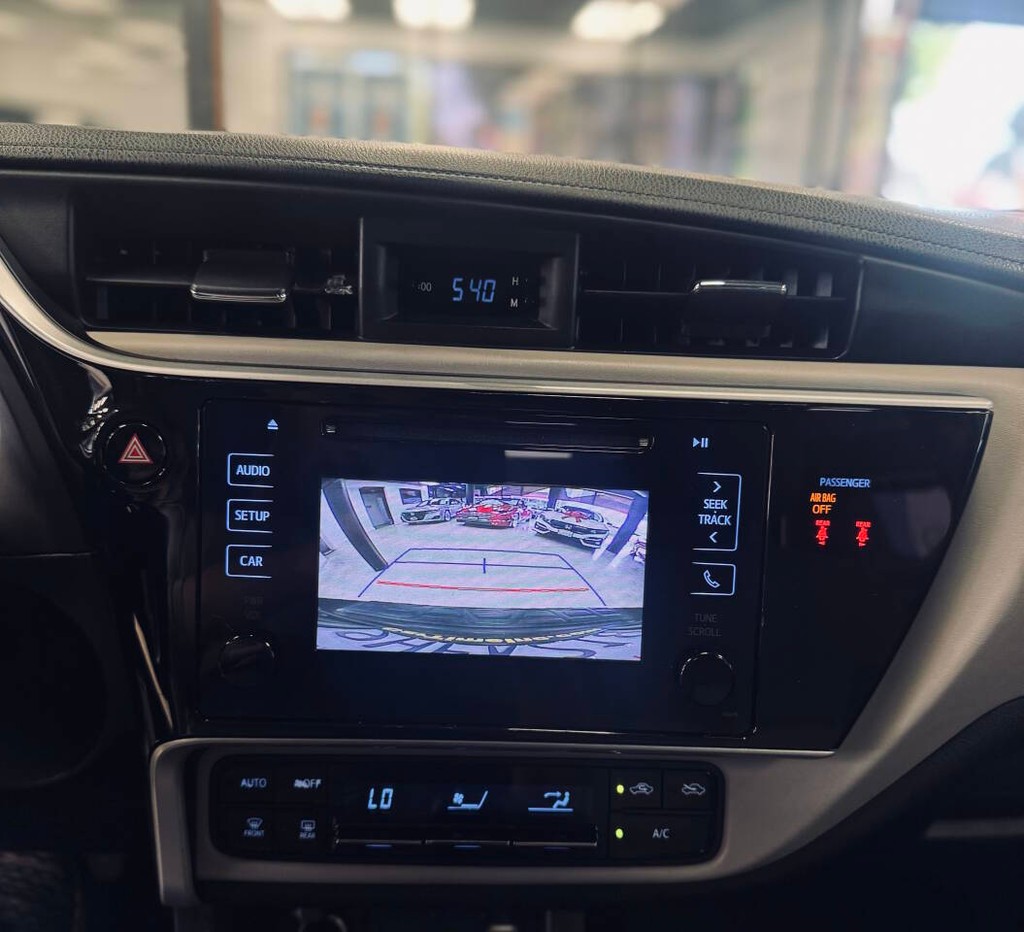 Toyota Corolla Vehicle Full-screen Gallery Image 09