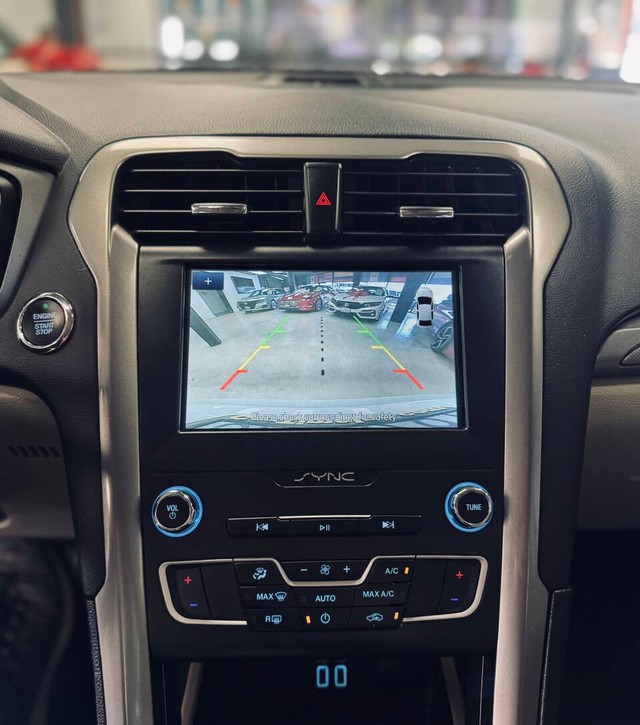 Ford Fusion Vehicle Full-screen Gallery Image 09