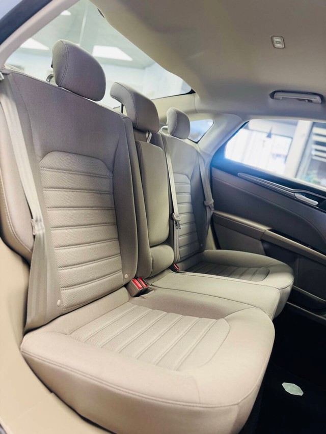 Ford Fusion Vehicle Full-screen Gallery Image 12