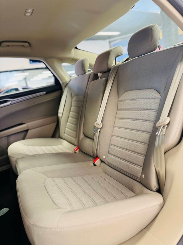 Ford Fusion Vehicle Full-screen Gallery Image 13