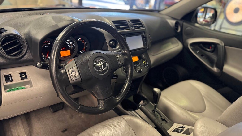 Toyota RAV4 Vehicle Full-screen Gallery Image 13