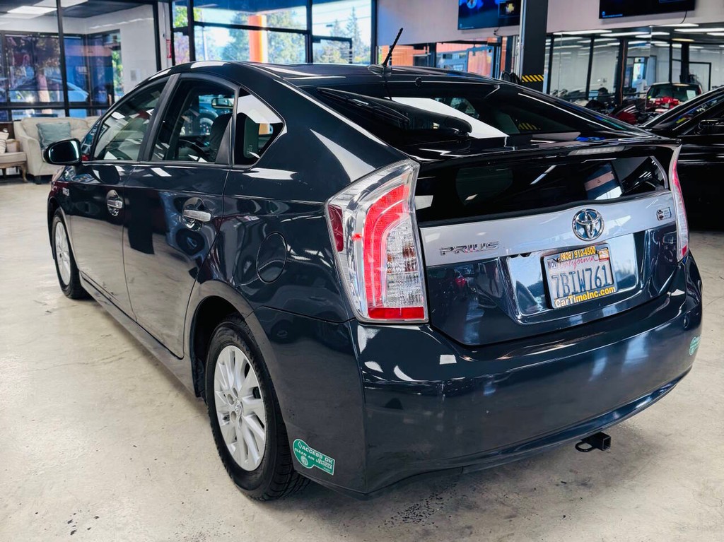 Toyota Prius Plug-In Vehicle Full-screen Gallery Image 03