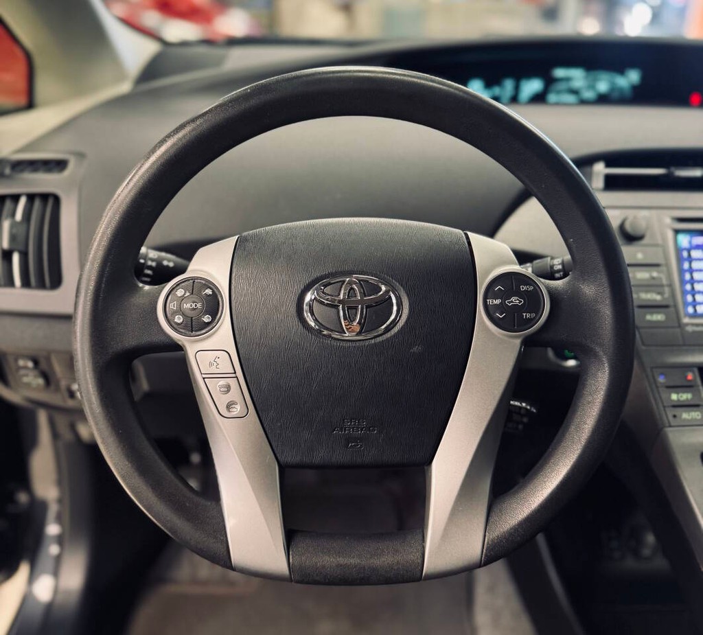 Toyota Prius Plug-In Vehicle Full-screen Gallery Image 07