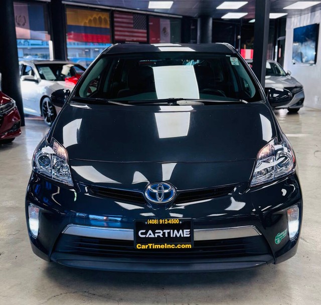 Toyota Prius Plug-In Vehicle Full-screen Gallery Image 06