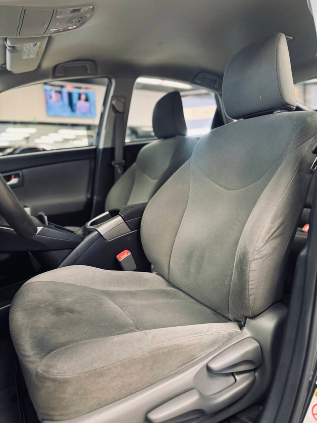 Toyota Prius Plug-In Vehicle Full-screen Gallery Image 10