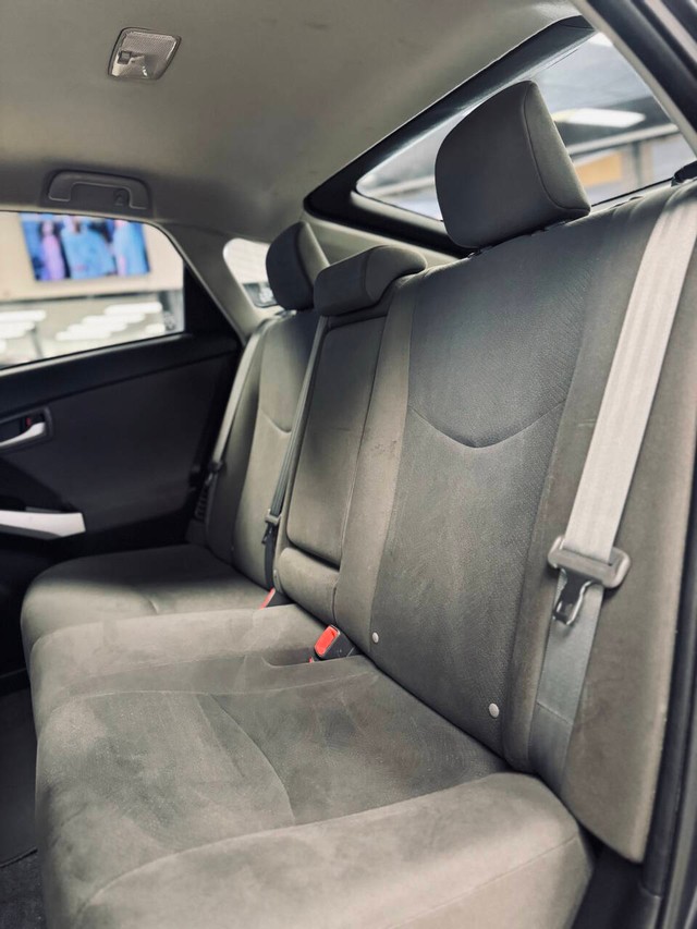 Toyota Prius Plug-In Vehicle Full-screen Gallery Image 13