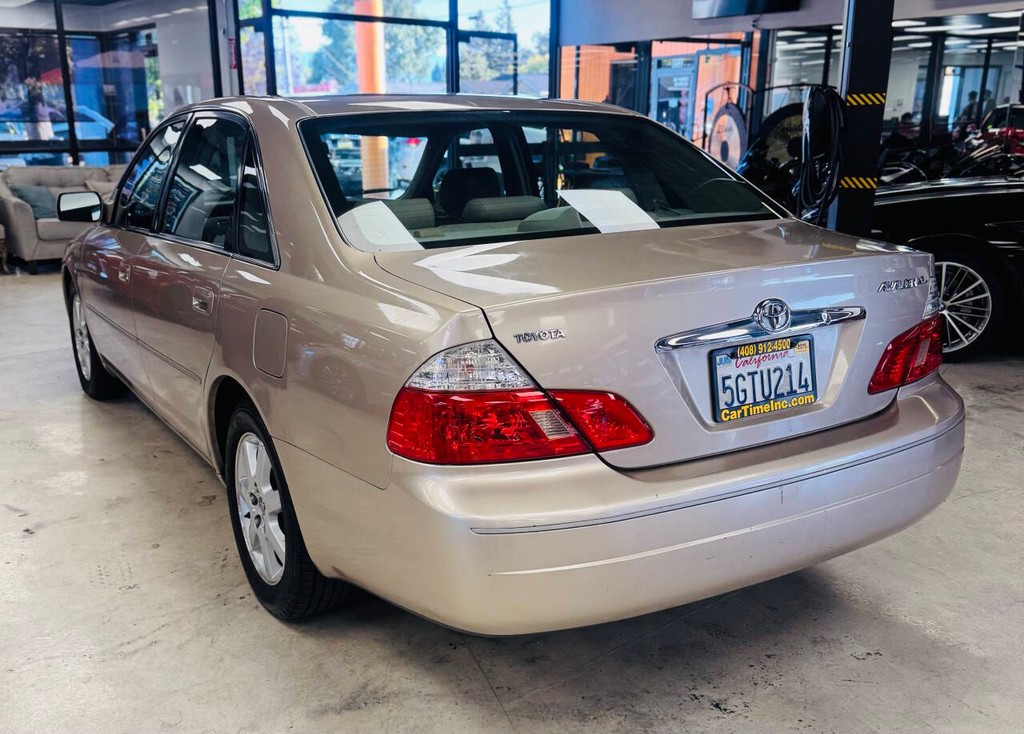 Toyota Avalon Vehicle Full-screen Gallery Image 04