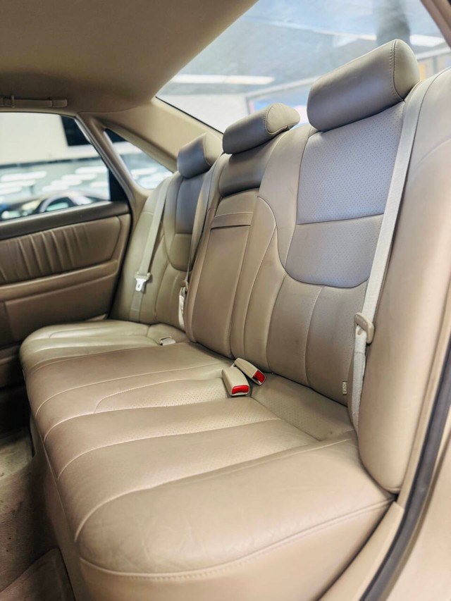 Toyota Avalon Vehicle Full-screen Gallery Image 12