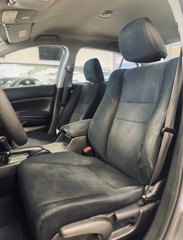 Honda Accord Sedan Vehicle Full-screen Gallery Image 10