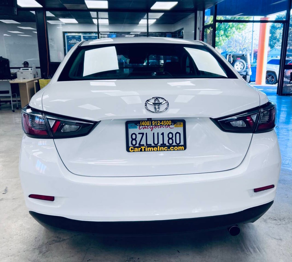 Toyota Yaris iA Vehicle Full-screen Gallery Image 05