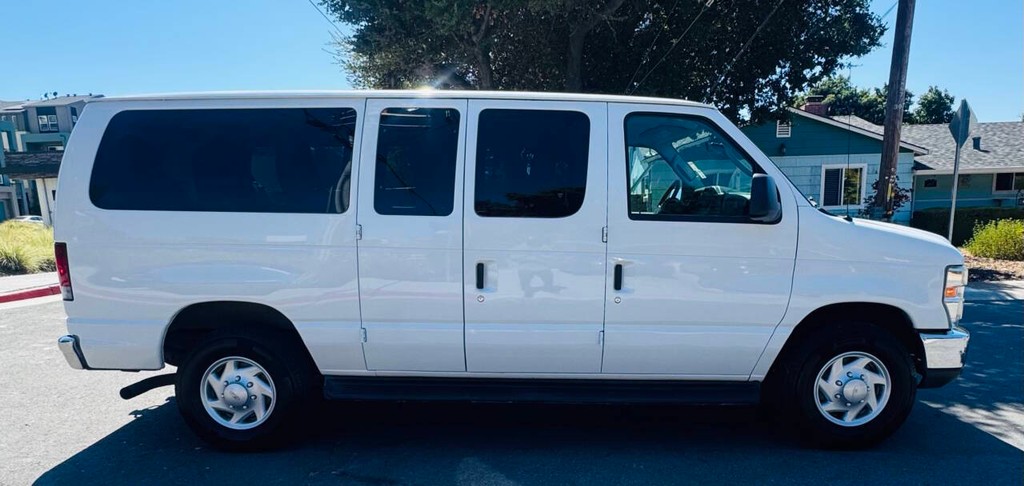 Ford E-Series Vehicle Full-screen Gallery Image 04