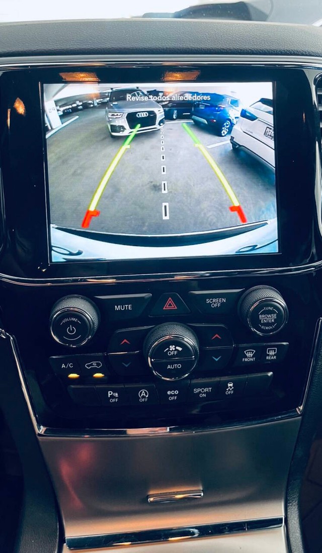 Jeep Grand Cherokee Vehicle Full-screen Gallery Image 15