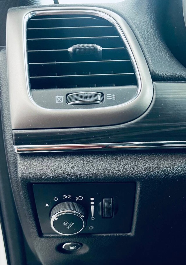 Jeep Grand Cherokee Vehicle Full-screen Gallery Image 16