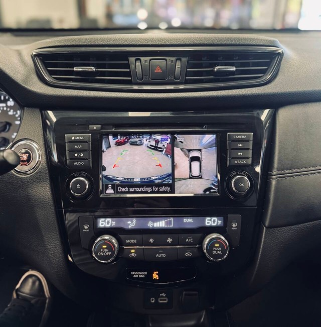 Nissan Rogue Vehicle Full-screen Gallery Image 09