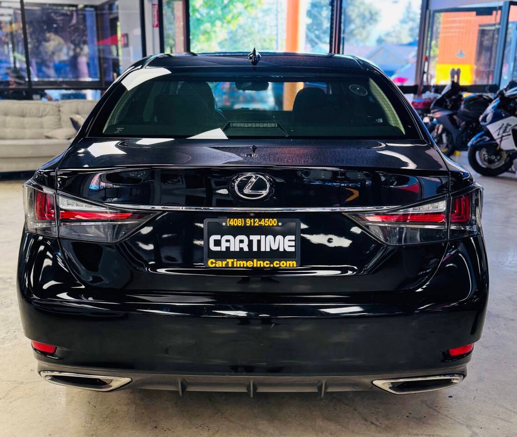 Lexus GS 200t Vehicle Full-screen Gallery Image 04