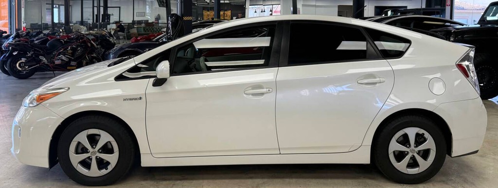 Toyota Prius Vehicle Full-screen Gallery Image 05