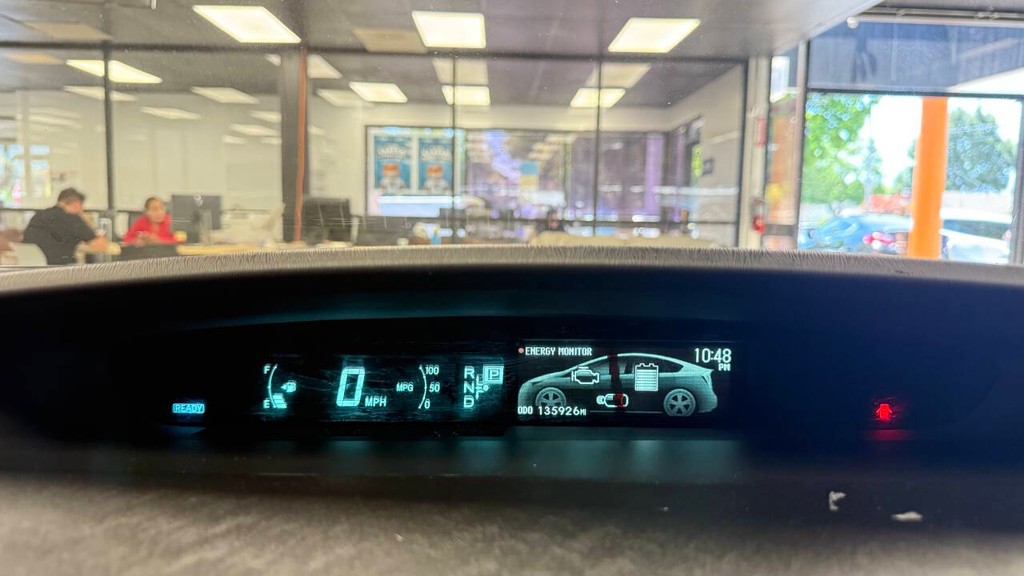 Toyota Prius Vehicle Full-screen Gallery Image 12