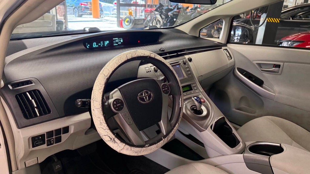 Toyota Prius Vehicle Full-screen Gallery Image 13