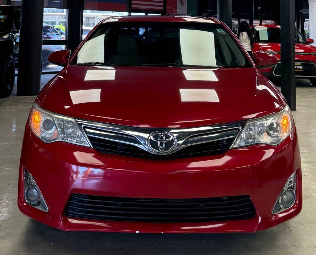 Toyota Camry Vehicle Full-screen Gallery Image 03