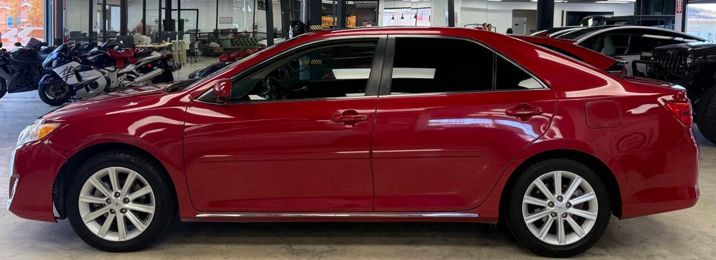 Toyota Camry Vehicle Full-screen Gallery Image 05