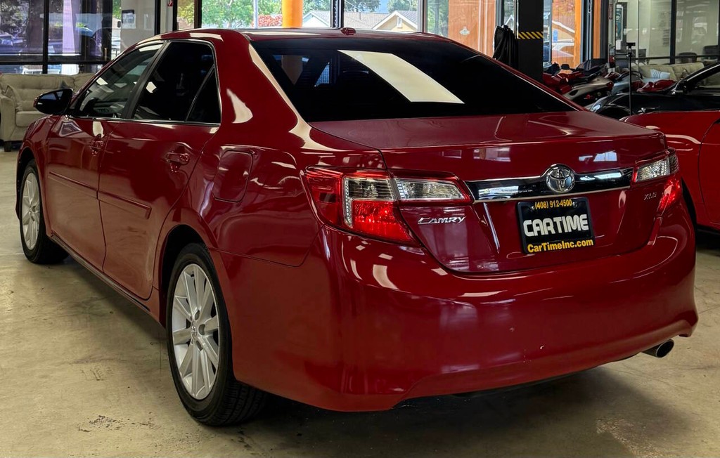 Toyota Camry Vehicle Full-screen Gallery Image 07