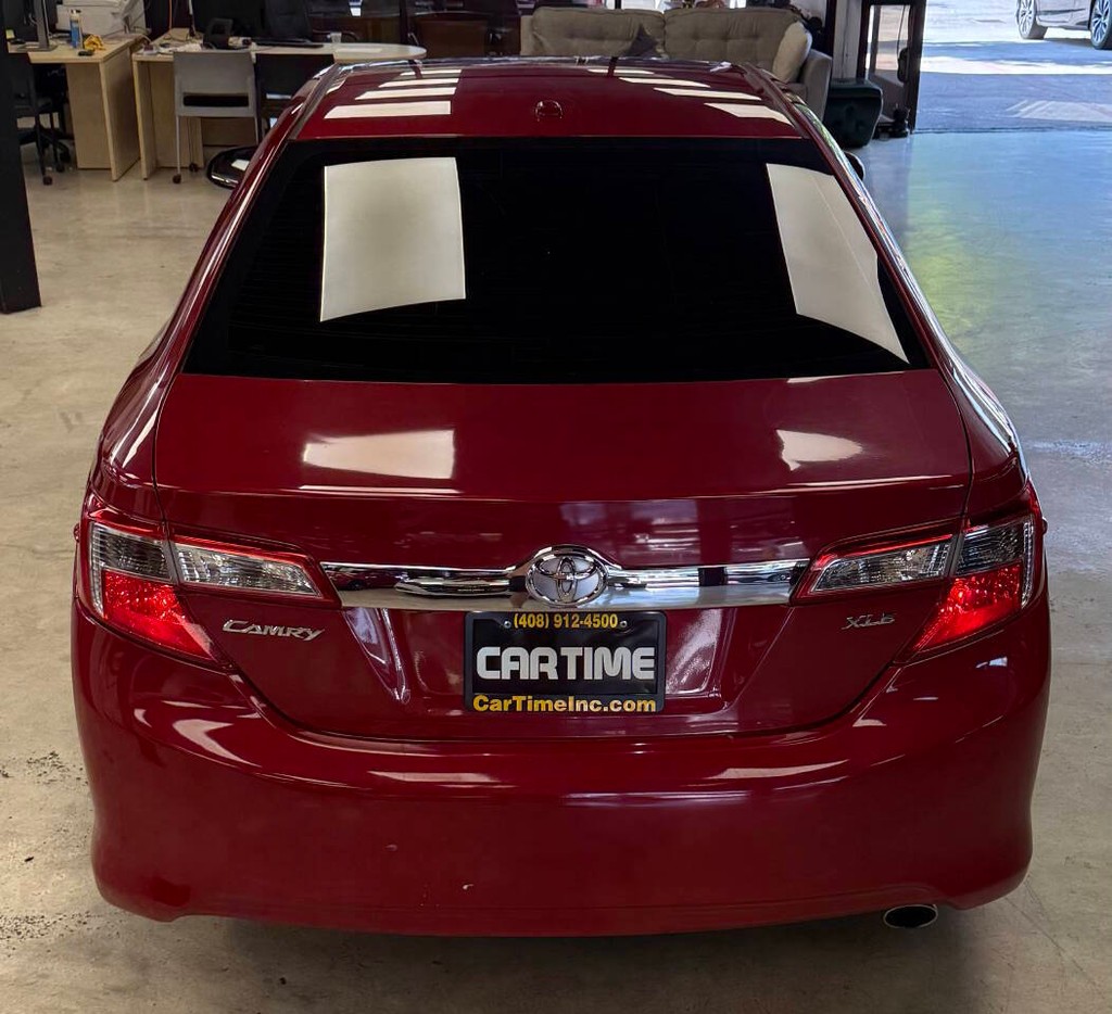 Toyota Camry Vehicle Full-screen Gallery Image 09