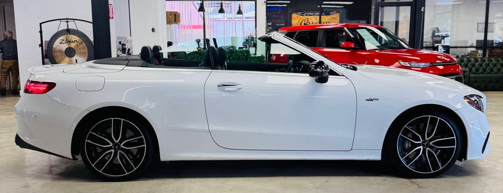 Mercedes-Benz E-Class Vehicle Full-screen Gallery Image 04