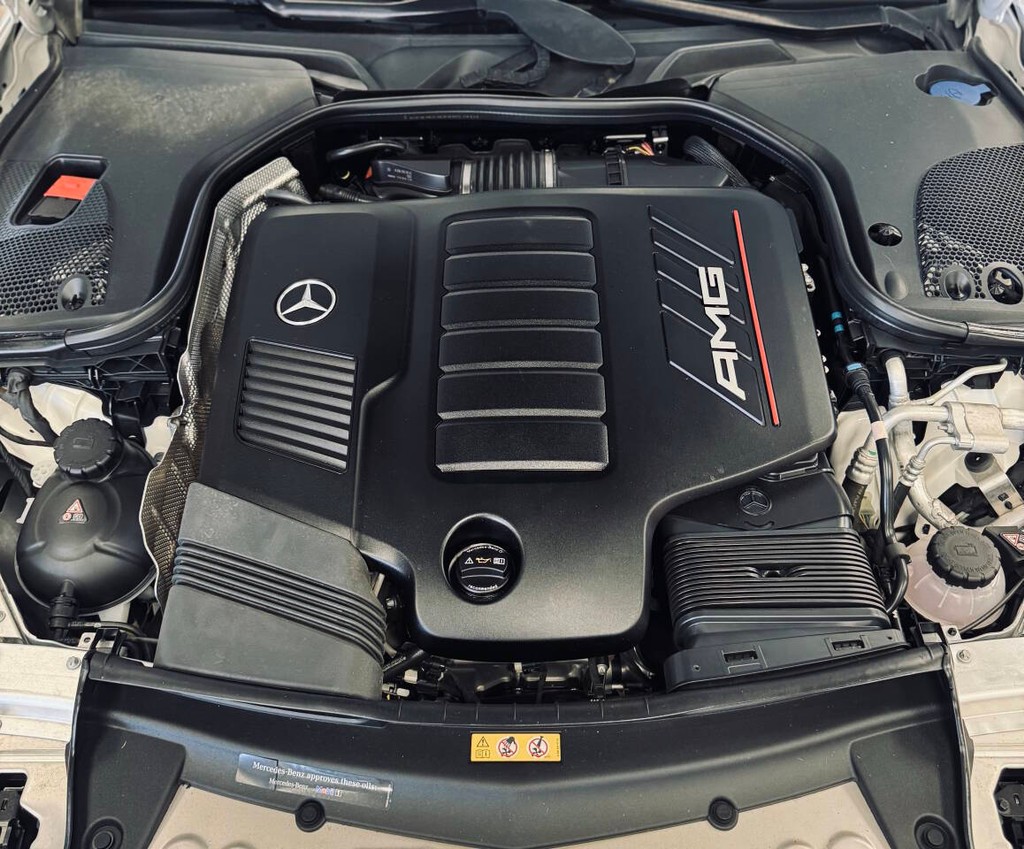 Mercedes-Benz E-Class Vehicle Full-screen Gallery Image 15