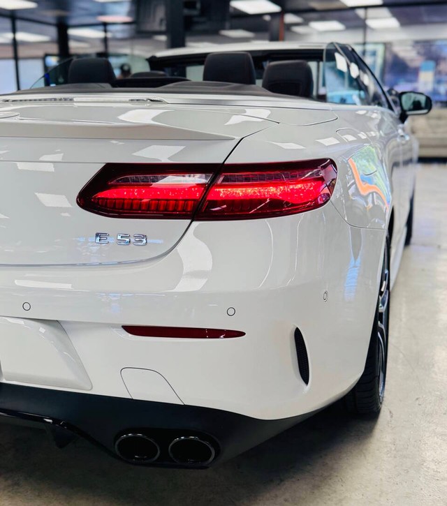 Mercedes-Benz E-Class Vehicle Full-screen Gallery Image 05