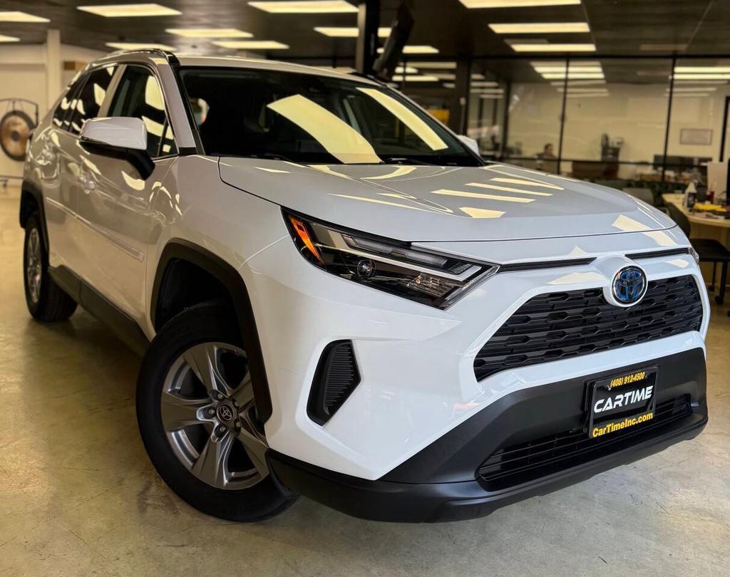 Toyota RAV4 Hybrid Vehicle Full-screen Gallery Image 02