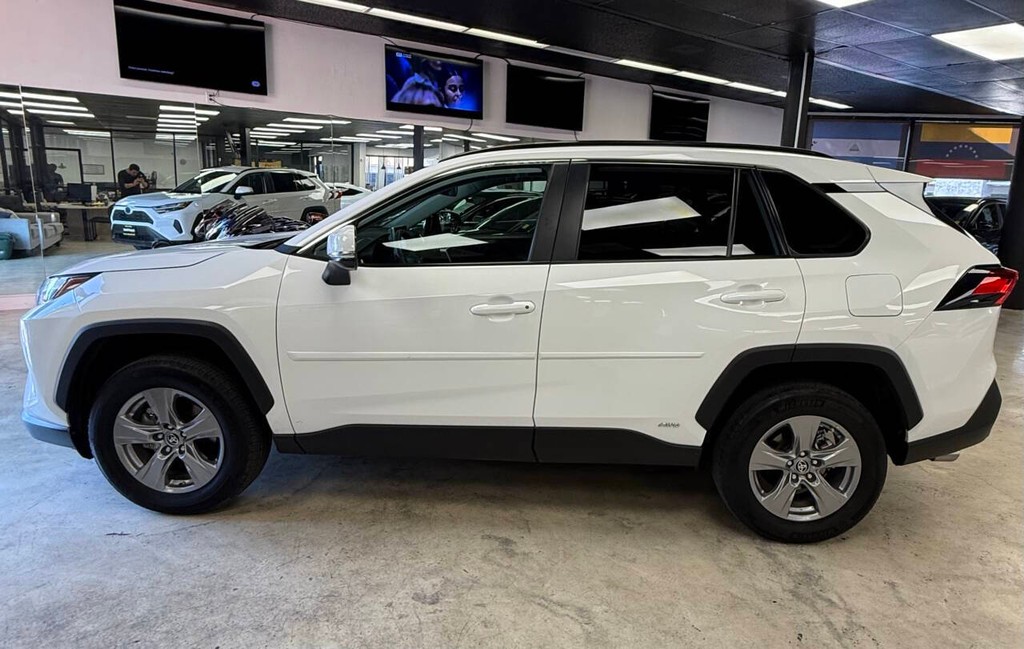 Toyota RAV4 Hybrid Vehicle Full-screen Gallery Image 03