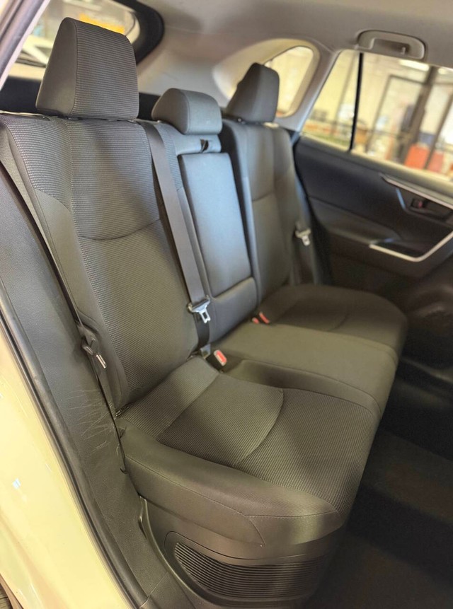 Toyota RAV4 Hybrid Vehicle Full-screen Gallery Image 13