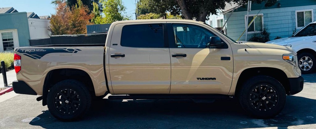 Toyota Tundra Vehicle Full-screen Gallery Image 03