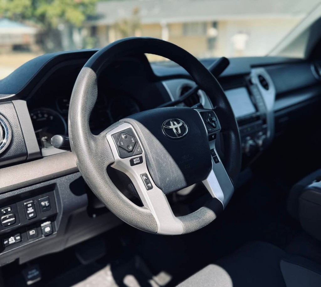 Toyota Tundra Vehicle Full-screen Gallery Image 09