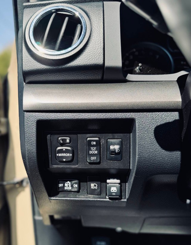 Toyota Tundra Vehicle Full-screen Gallery Image 11