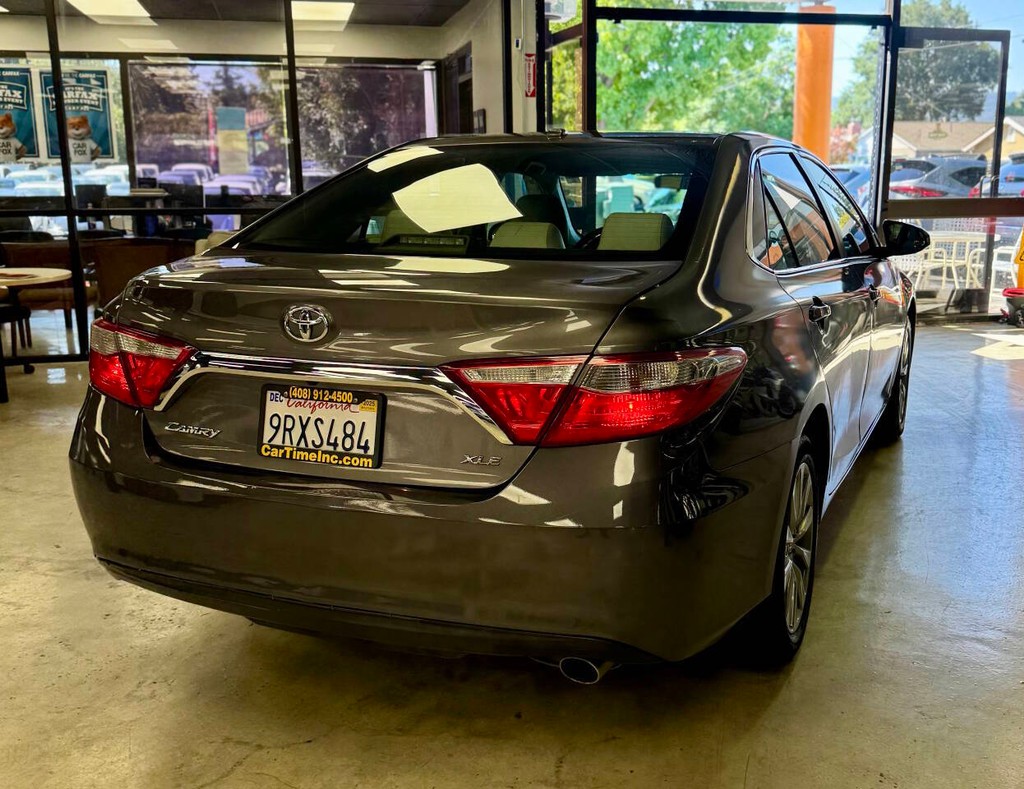 Toyota Camry Vehicle Full-screen Gallery Image 03