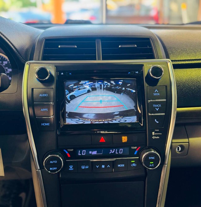 Toyota Camry Vehicle Full-screen Gallery Image 09