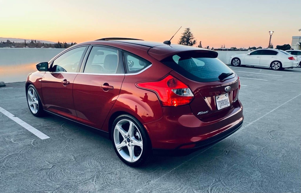 Ford Focus Hatchback Vehicle Full-screen Gallery Image 03