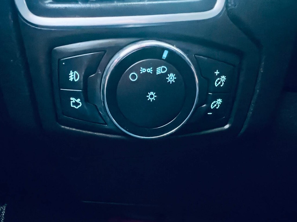 Ford Focus Hatchback Vehicle Full-screen Gallery Image 17